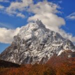 Invierno cerro nevado contrastando con árboles Lenga enrojecidos