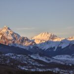 motñas nevadas iluminadas por la luz el sol del atardecer