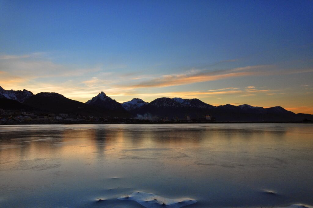 amanecer con vista al mar y montañas en Canal Beagle