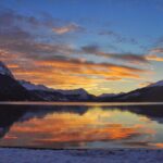 montañas al atardecer en lago Roca