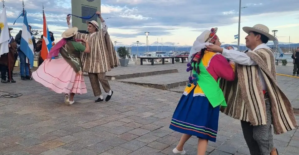 personas con atuendos típicos jujeños bailando